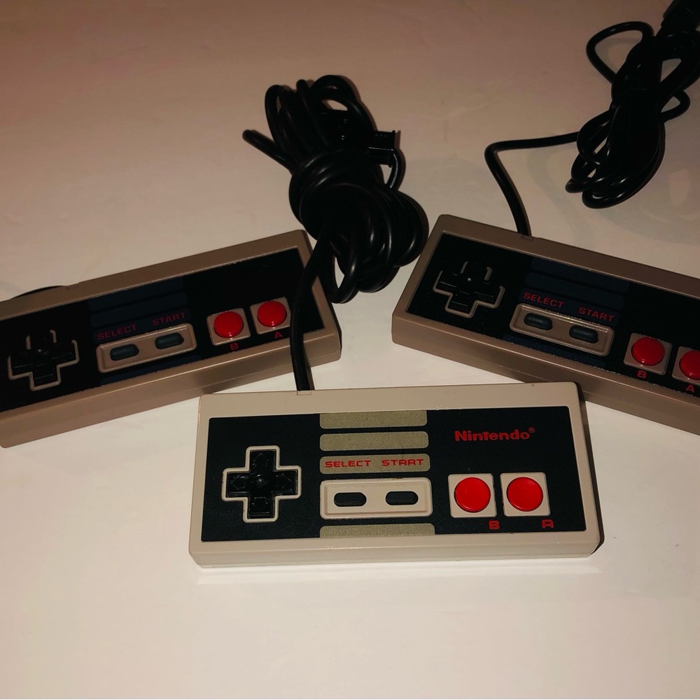 Vintage 1985 Nintendo NES System Controller & 2 Compatible Gaming  Controllers